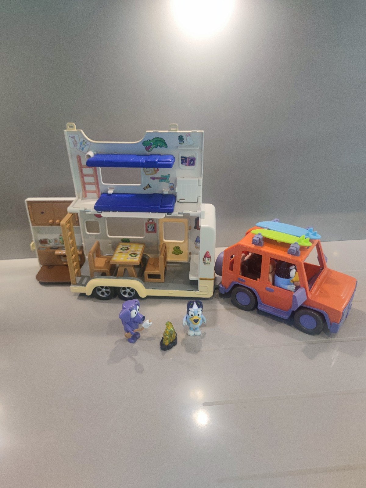 Bluey caravan en auto, Kinderen en Baby's, Speelgoed |Speelgoedvoertuigen, Ophalen of Verzenden