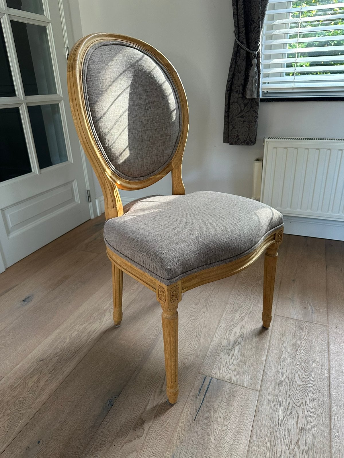 Klassieke eetkamerstoel(8 stuks)in eik met stoffen bekleding, Ophalen, Zo goed als nieuw, Hout, Vijf, Zes of meer stoelen