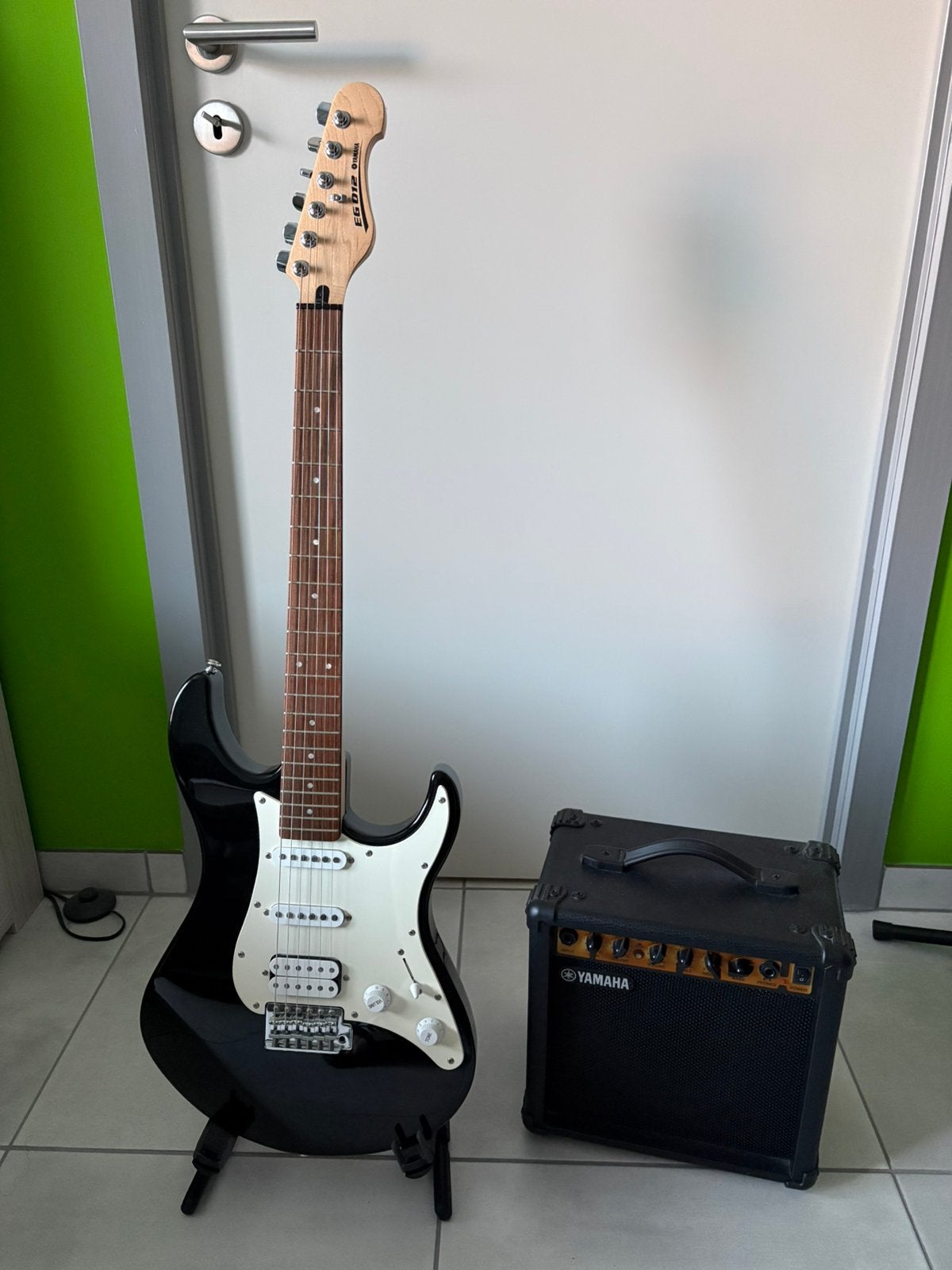 Yamaha EG-012 elektrische gitaar startkit, Muziek en Instrumenten, Snaarinstrumenten | Gitaren | Elektrisch, Met versterker, Zo goed als nieuw