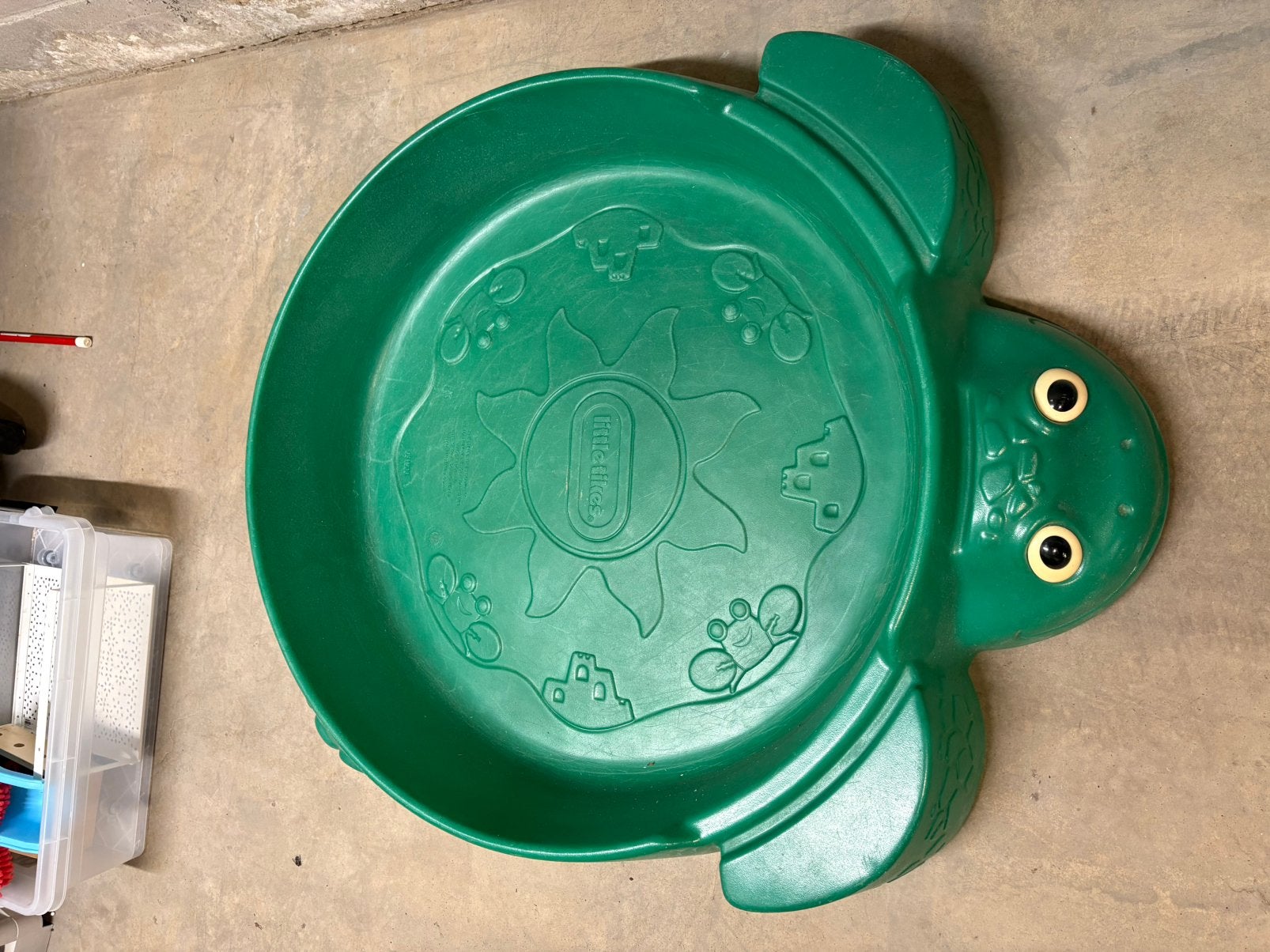 Bac à sable Little Tikes pour tortues avec couvercle, Enfants & Bébés, Jouets | Extérieur | Bacs à sable, Utilisé, Enlèvement