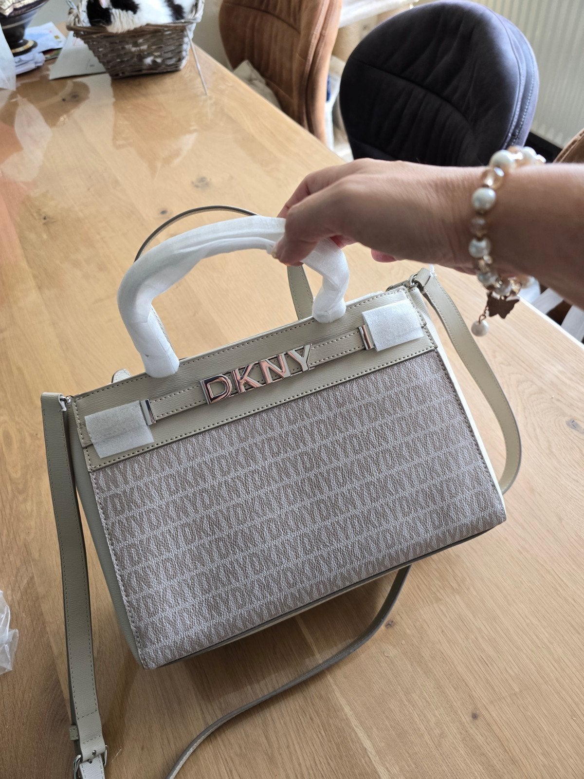 sac DKNY, Enlèvement
