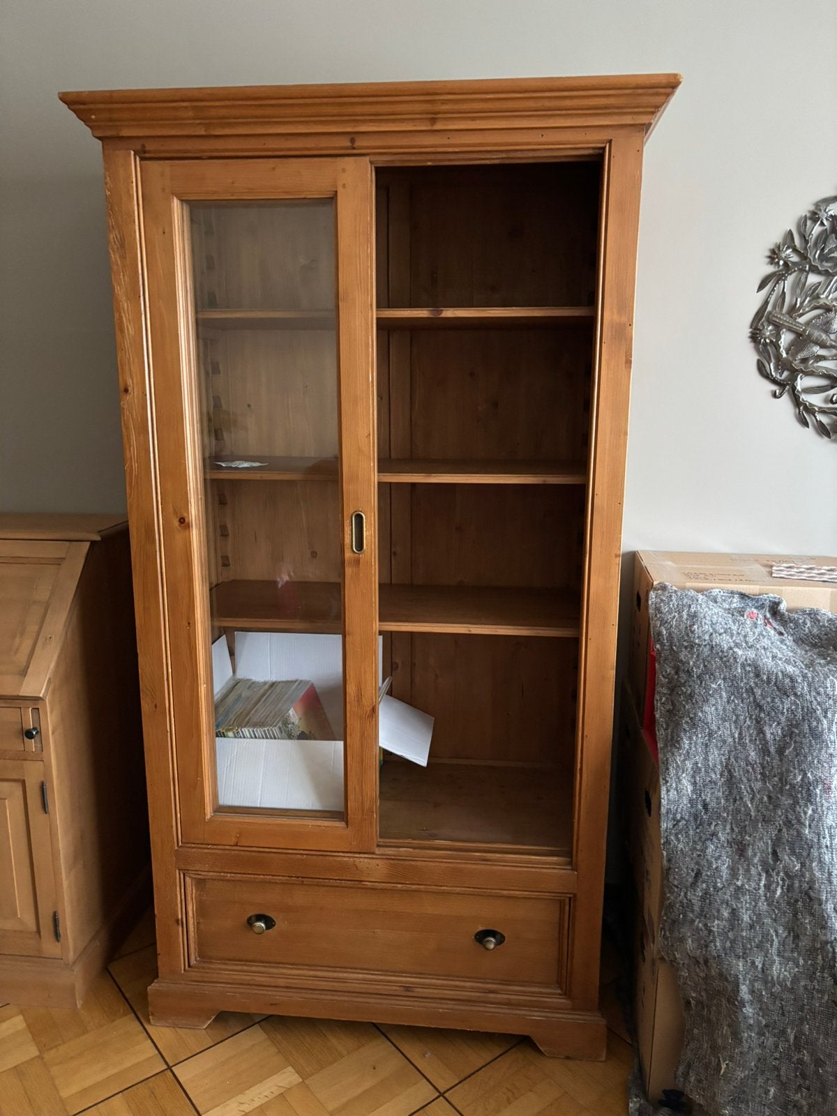 Oude vitrinekast van massief grenen, Ophalen, Gebruikt, 100 tot 150 cm, Met lade(s)