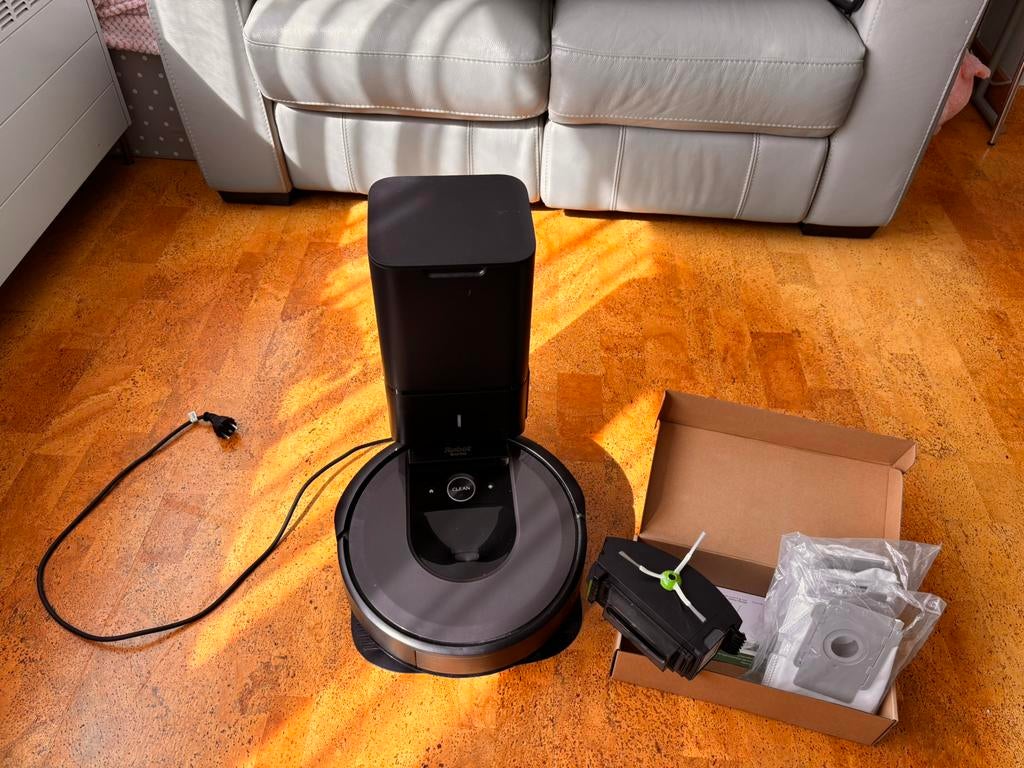iRobot Roomba i8+ met Clean Base + Extra Zakken, Gebruikt, IRobot, Robotstofzuiger, Bedienbaar via app
