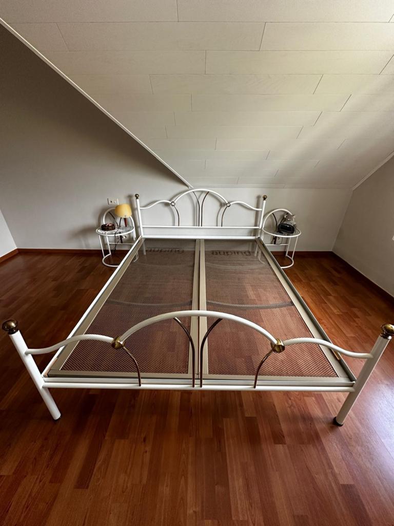 Wit metalen bed met 2 nachtkastjes voor 60 euro, Huis en Inrichting, Slaapkamer | Bedden, Ophalen, Wit