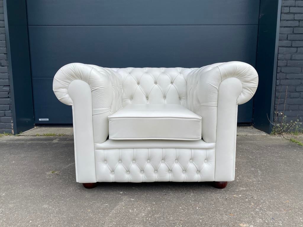 Engels Chesterfield club fauteuil wit in nieuwstaat, Enlèvement ou Envoi, Comme neuf