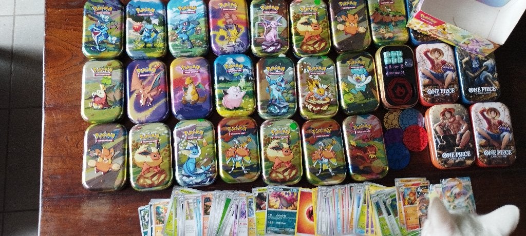 veel pokemon tins met aantal kaarten., Ophalen of Verzenden, Zo goed als nieuw, Overige typen, Foil