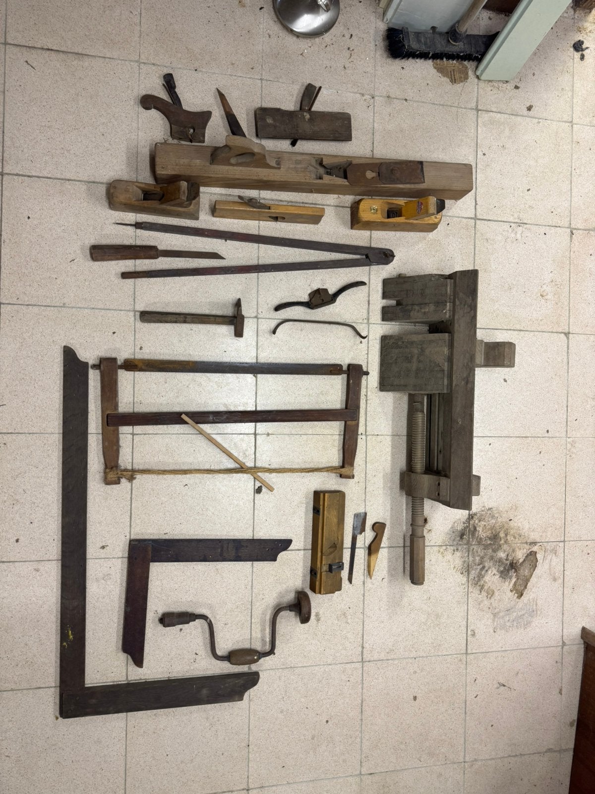 Matériel de travail de menuisier ancien, Enlèvement