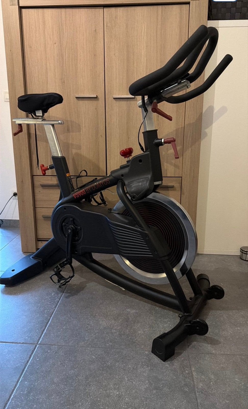Domyos VS900 spinningfiets – zeer goede staat, Enlèvement, Comme neuf, Vélo de spinning