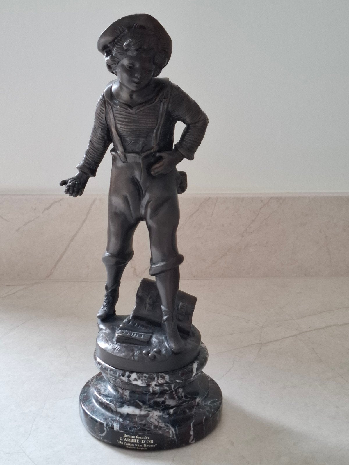 Bronzen beeldje op marmeren voet, Ophalen
