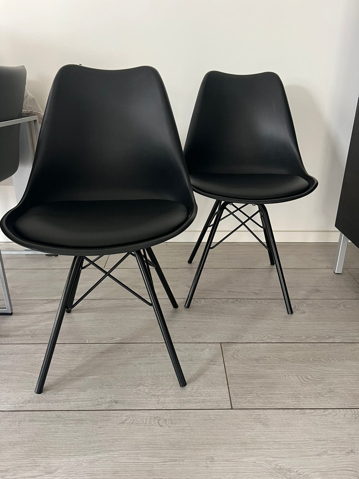 2 zwarte stoelen, Ophalen, Zo goed als nieuw