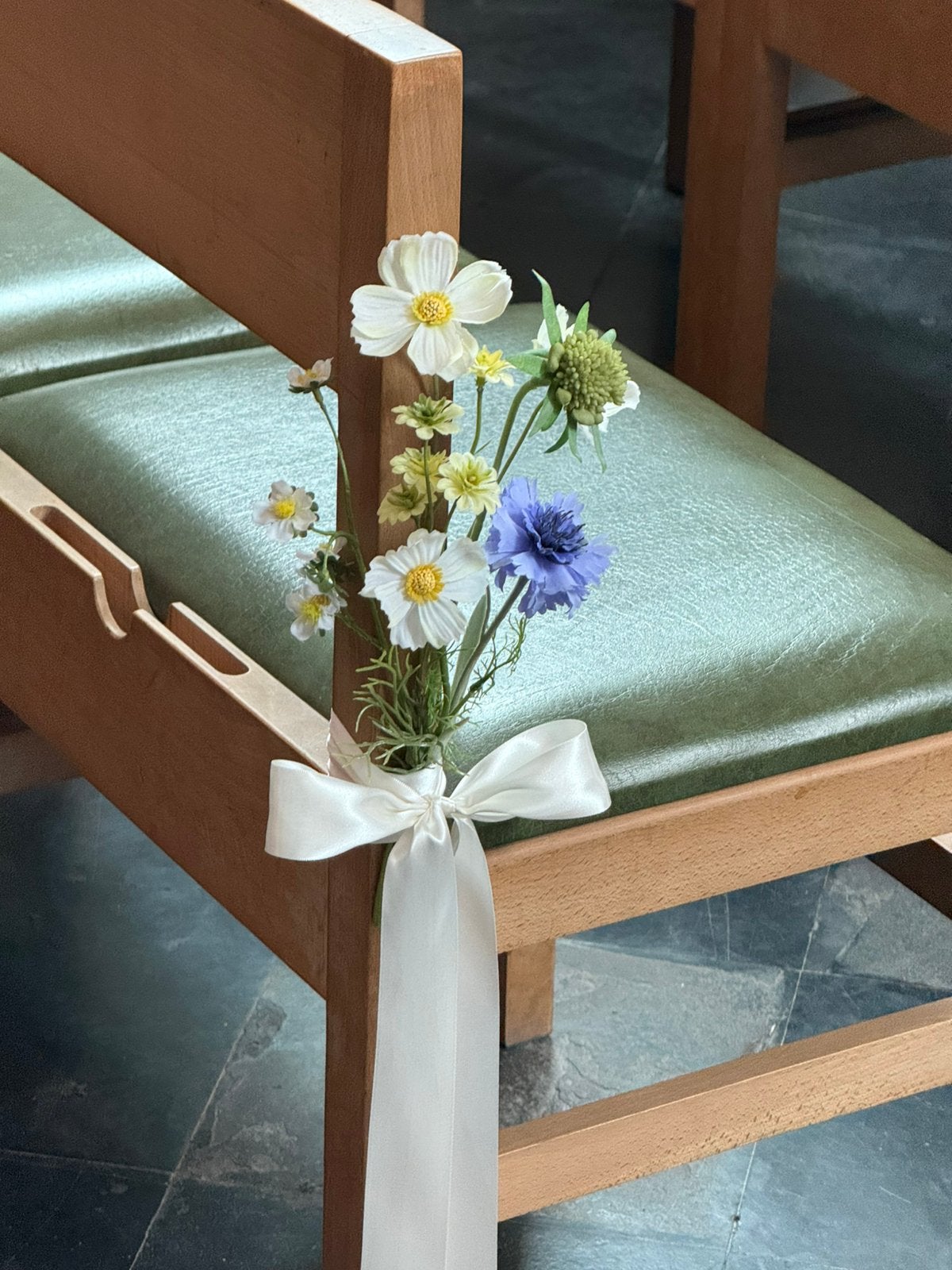 24 luxe zijden stoelboeketten / kerkdecoratie bruiloft, Hobby en Vrije tijd, Feestartikelen, Ophalen, Nieuw