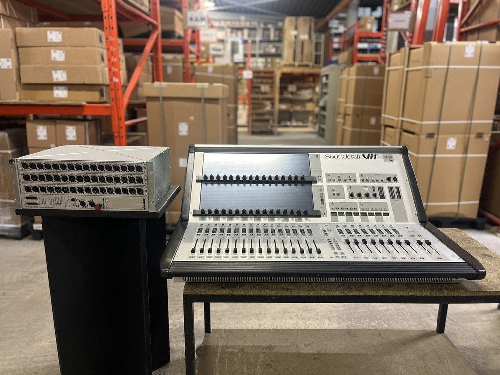 SOUNDCRAFT Vi1 + compacte podiumbox 32/16 - mengtafel, Ophalen of Verzenden, Zo goed als nieuw, 20 kanalen of meer