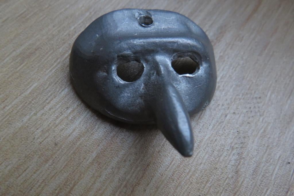 Pendentif masque, Gris, Autres représentations, Enlèvement, Utilisé