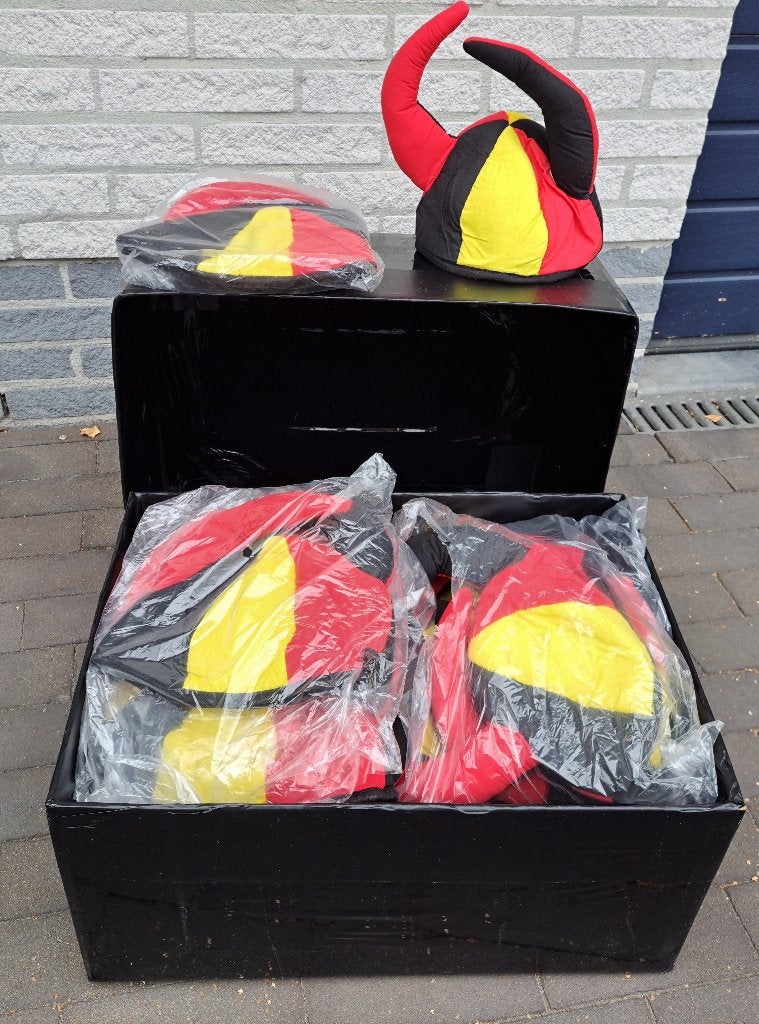 24 nieuwe mutsen van de rode duivels., Ophalen, Nieuw, Pet of Muts