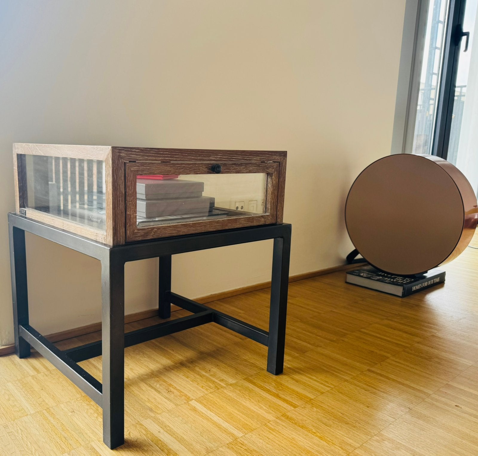 FLAMANT Table d’appoint / table de chevet, Huis en Inrichting, Tafels | Bijzettafels, Zo goed als nieuw, Vierkant, 45 tot 60 cm