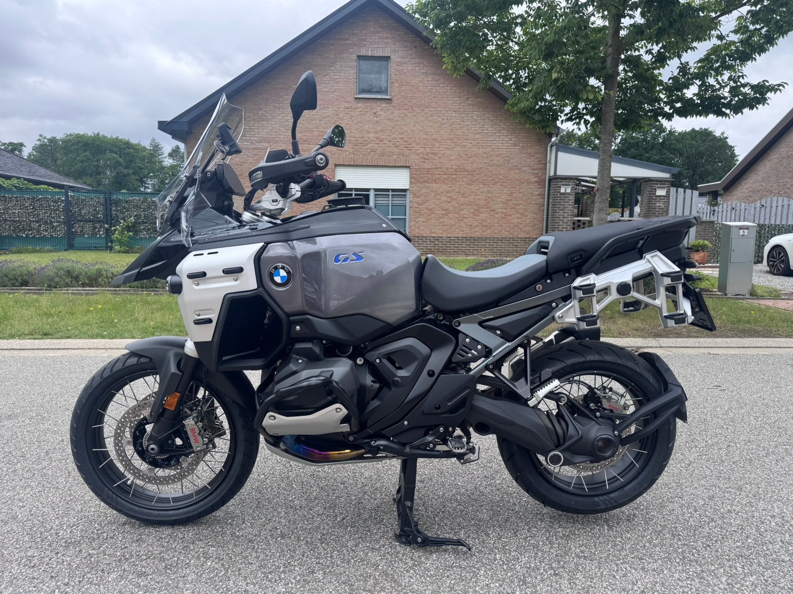 BMW R1300 GSA 2025 TRIPLE BLACK, Motoren, Handvatverwarming, 2 cilinders, Bedrijf, Meer dan 35 kW