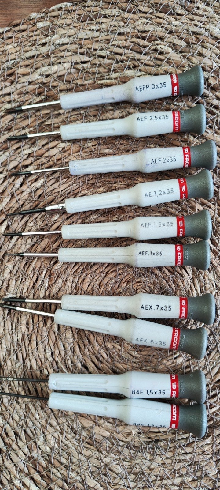 set de 10 tournevis de précision Facom

4 tourne, Enlèvement ou Envoi, Utilisé