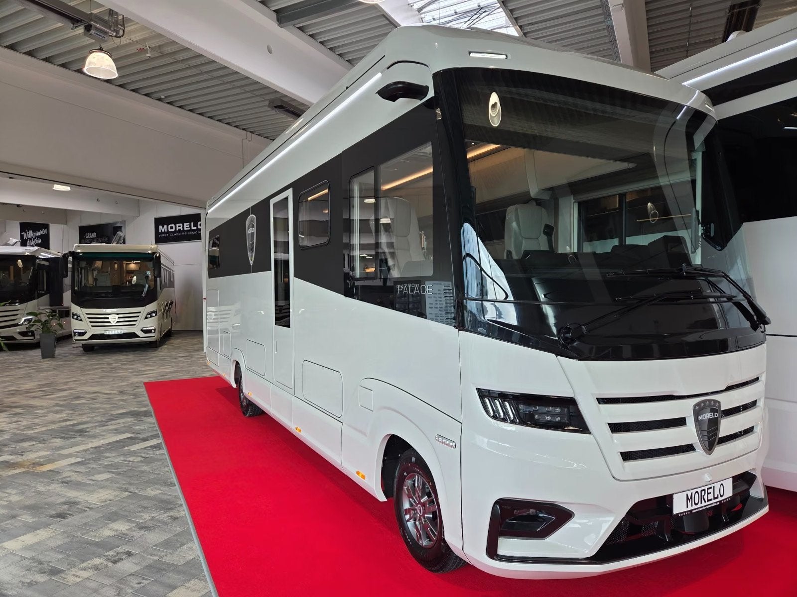 Morelo PALACE 88 LB Retarder Nieuw Interieur! Echt Glas Rame, Caravans en Kamperen, Galliersweg 39
5349AT  OSS, NL, Diesel, 8 tot 9 meter