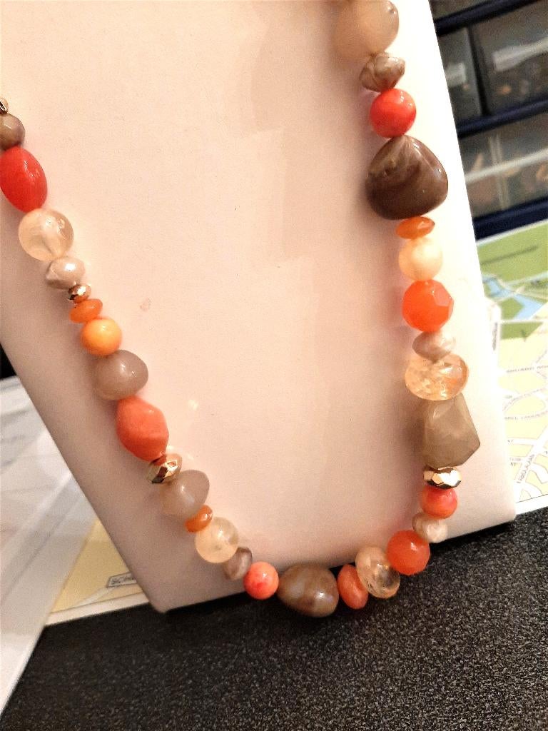 Te koop: Nieuw! Leuke oranje ketting met parels, Bijoux, Sacs & Beauté, Colliers, Neuf, Autres matériaux, Orange, Enlèvement