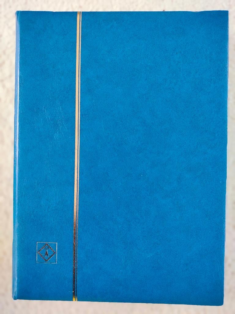 dik blauw postzegelalbum van het merk Leuchtturm met 64 blz., Postzegels en Munten, Postzegels | Toebehoren, Verzenden, Verzamelalbum
