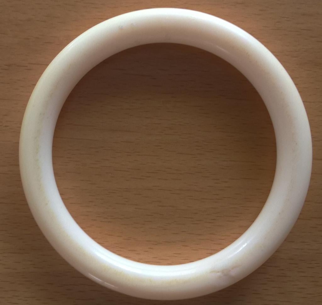 Te koop: Leuke ivoorkleurige armband, Handtassen en Accessoires, Armbanden, Ophalen, Zo goed als nieuw, Beige, Kunststof of Plastic