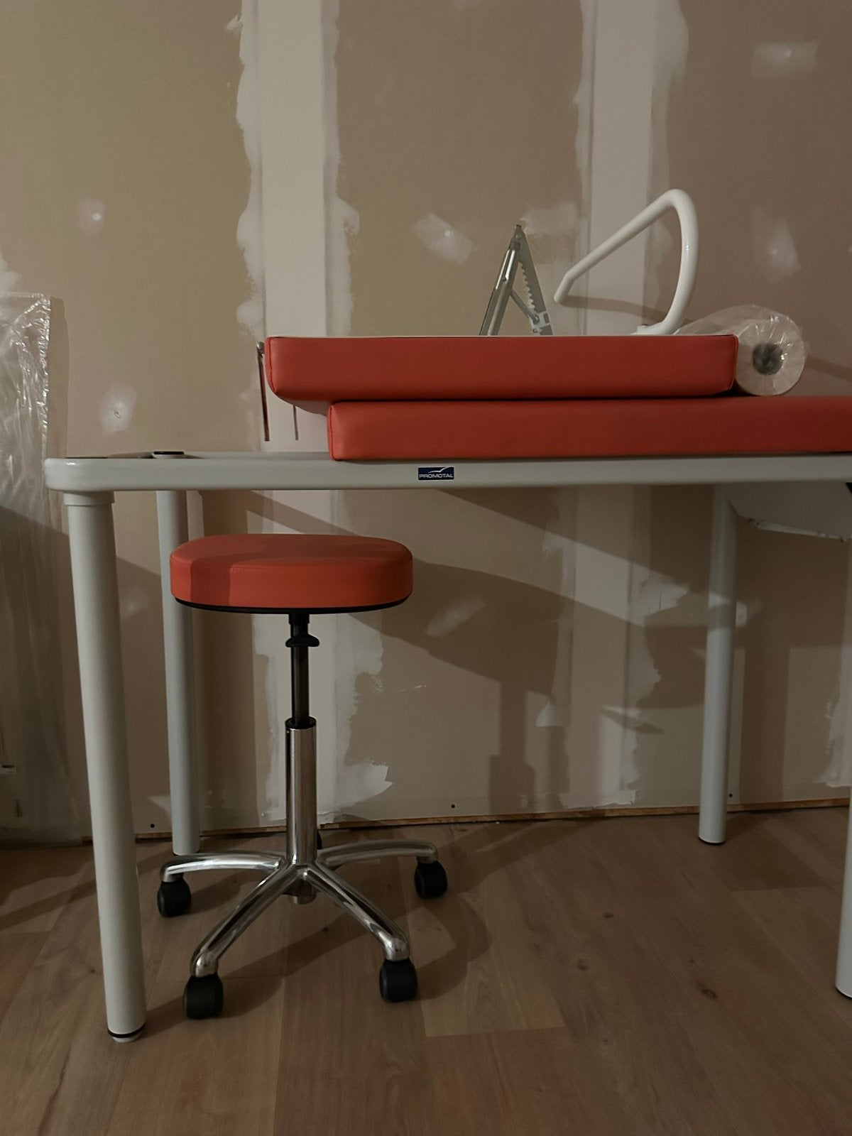 Promotal — Onderzoekstafel pediatrie met bijpassende kruk, Ophalen, Nieuw zonder verpakking