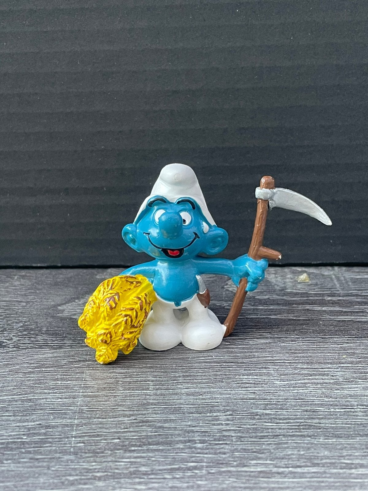 Smurf met zeis em hooibaal, Ophalen of Verzenden, Zo goed als nieuw