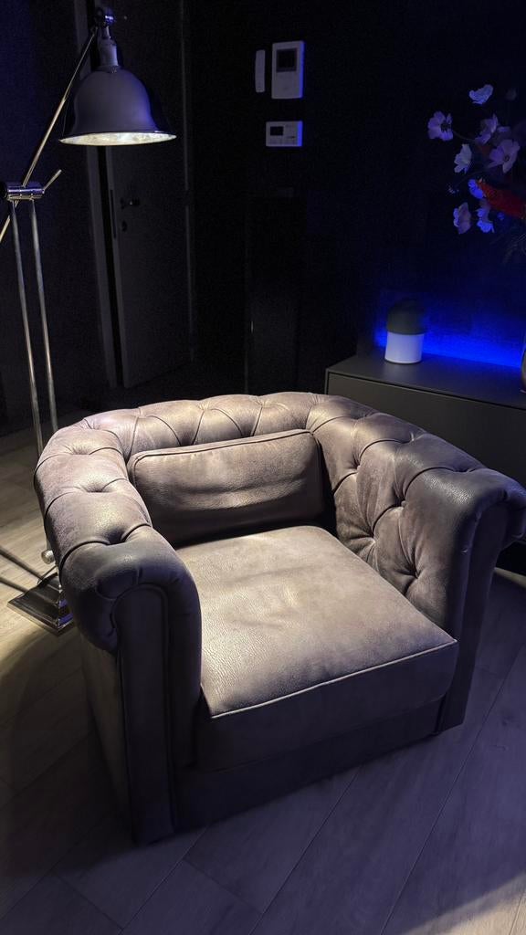 Mooie club chesterfield uptodate, Ophalen, 75 tot 100 cm, Leer, 75 tot 100 cm