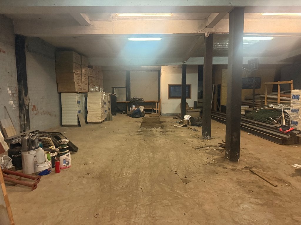Waarborgsom 235m2 te huur in Zellik 14 Auto  5 min  Brussel, Auto's, Automaat, Multifunctioneel stuurwiel, Geel, Bedrijf
