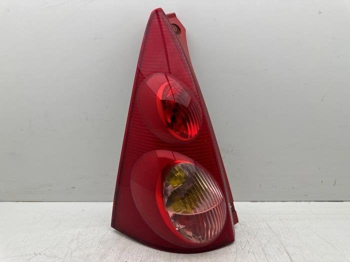 Feu arrière gauche d'un Peugeot 107, Autos : Pièces & Accessoires, -, 3 mois de garantie, Utilisé, -