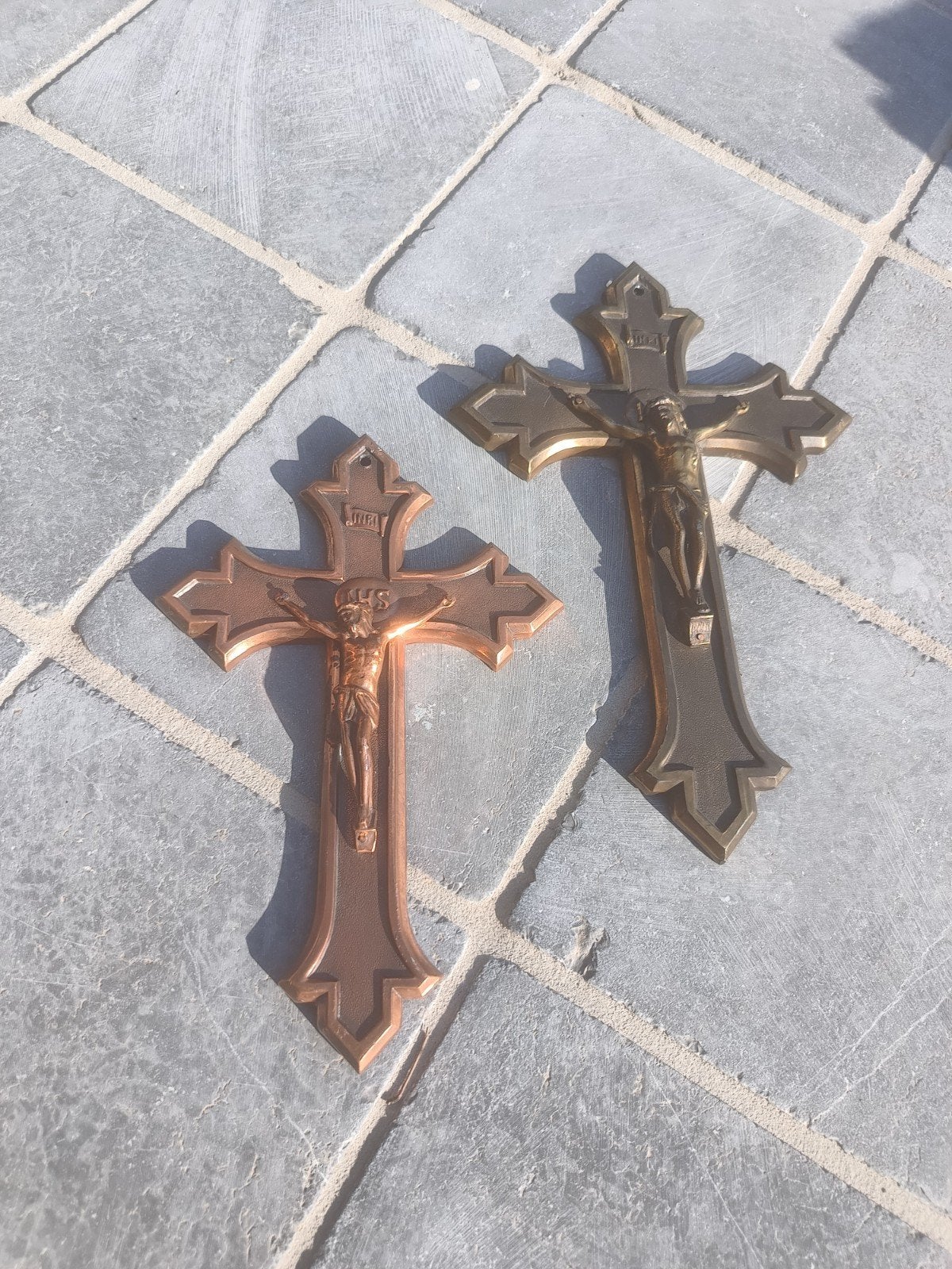2 prachtige oude koperen kruisen met Jezus beeld, Antiek en Kunst, Ophalen