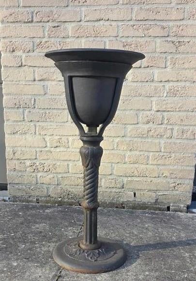 Klassieke gietijzeren tuinvaas op voet  Zware sieru, Tuin en Terras, Ophalen of Verzenden, Zo goed als nieuw