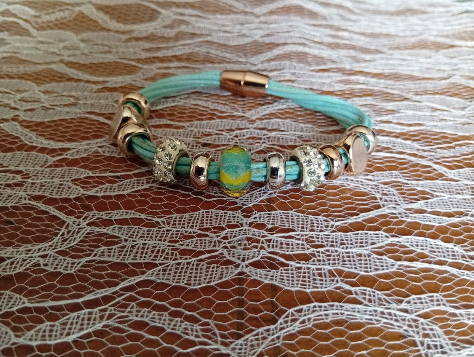Mooie turquoise armband met goud kleurige accenten, Handtassen en Accessoires, Ophalen of Verzenden, Goud, Goud