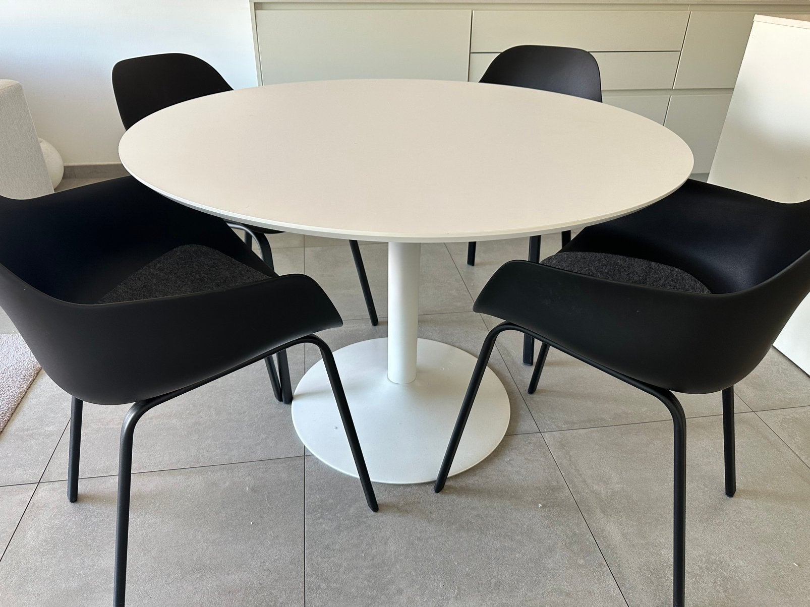 Ronde witte tafel (merk TENZO - model TACO), Quatre personnes, Rond, Comme neuf, 100 à 150 cm