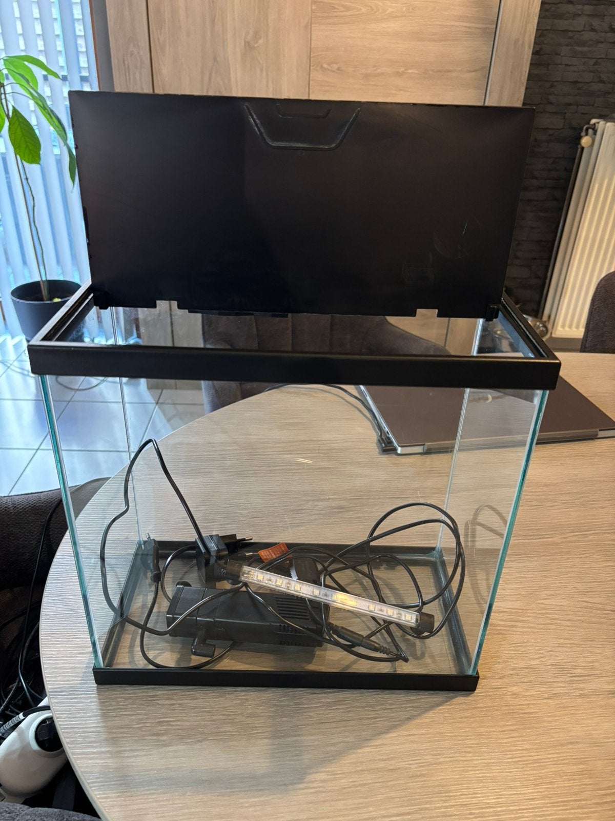 Aquarium met pomp en verlichting, zwart 18l, Ophalen, Pomp, Zo goed als nieuw, Leeg aquarium