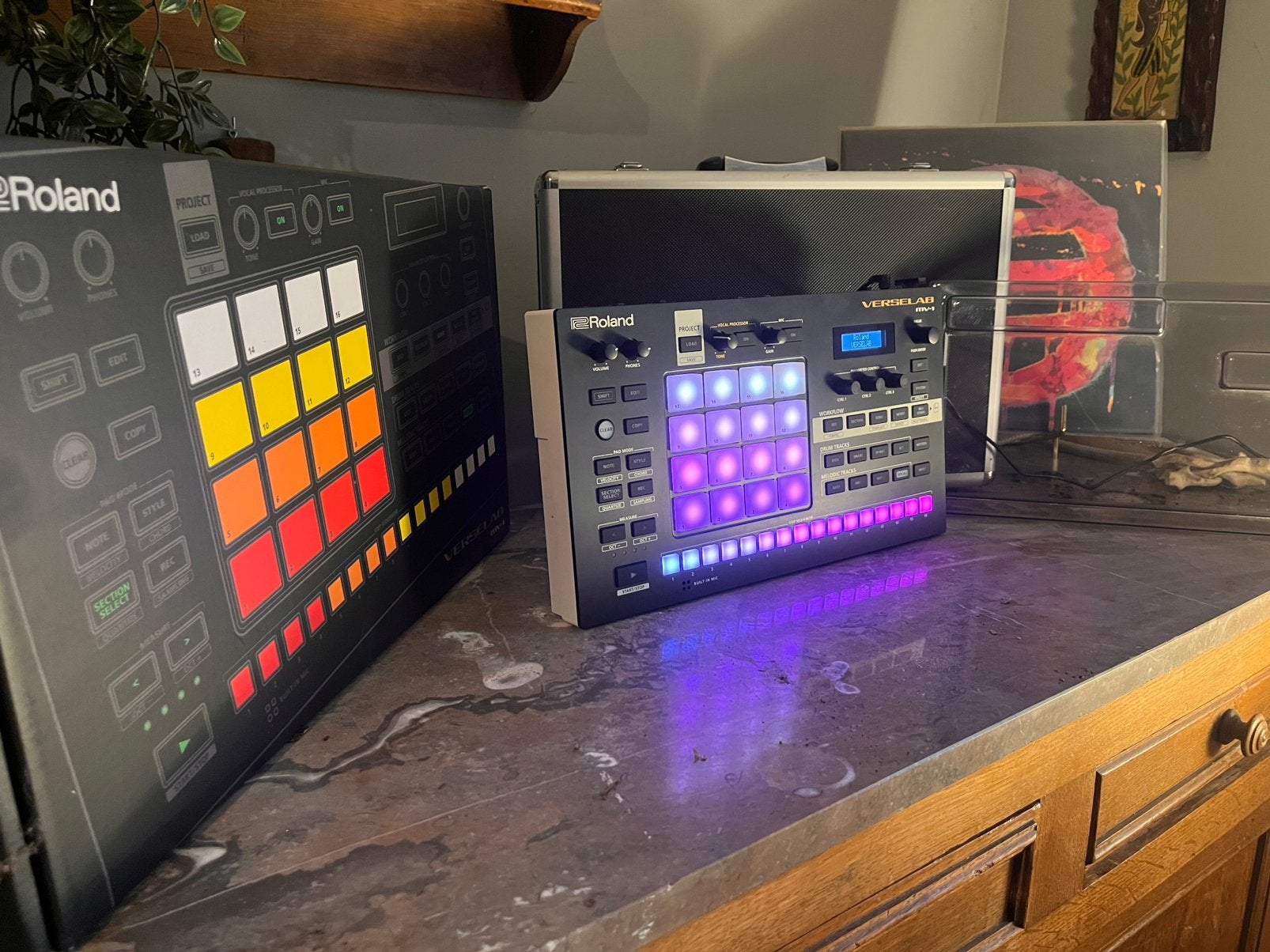 Roland MV-1 Verselab + decksaver + flightcase, Enlèvement ou Envoi, Comme neuf