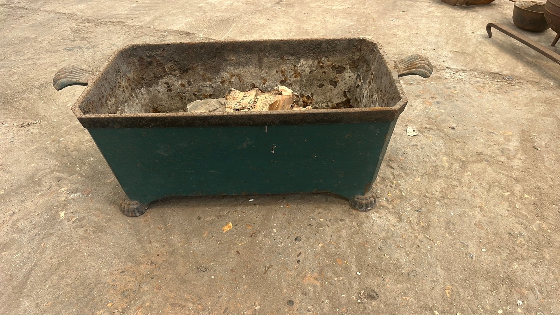 Antieke ijzeren pot, Ophalen