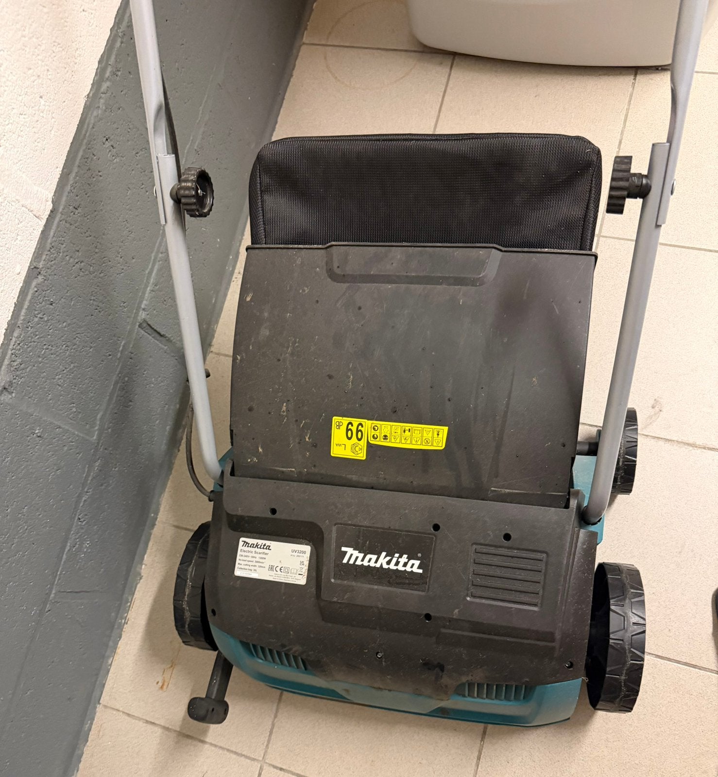 Scarificateur Makita UV 3200 -1300 W - 320 mm, Enlèvement, Comme neuf, Électrique