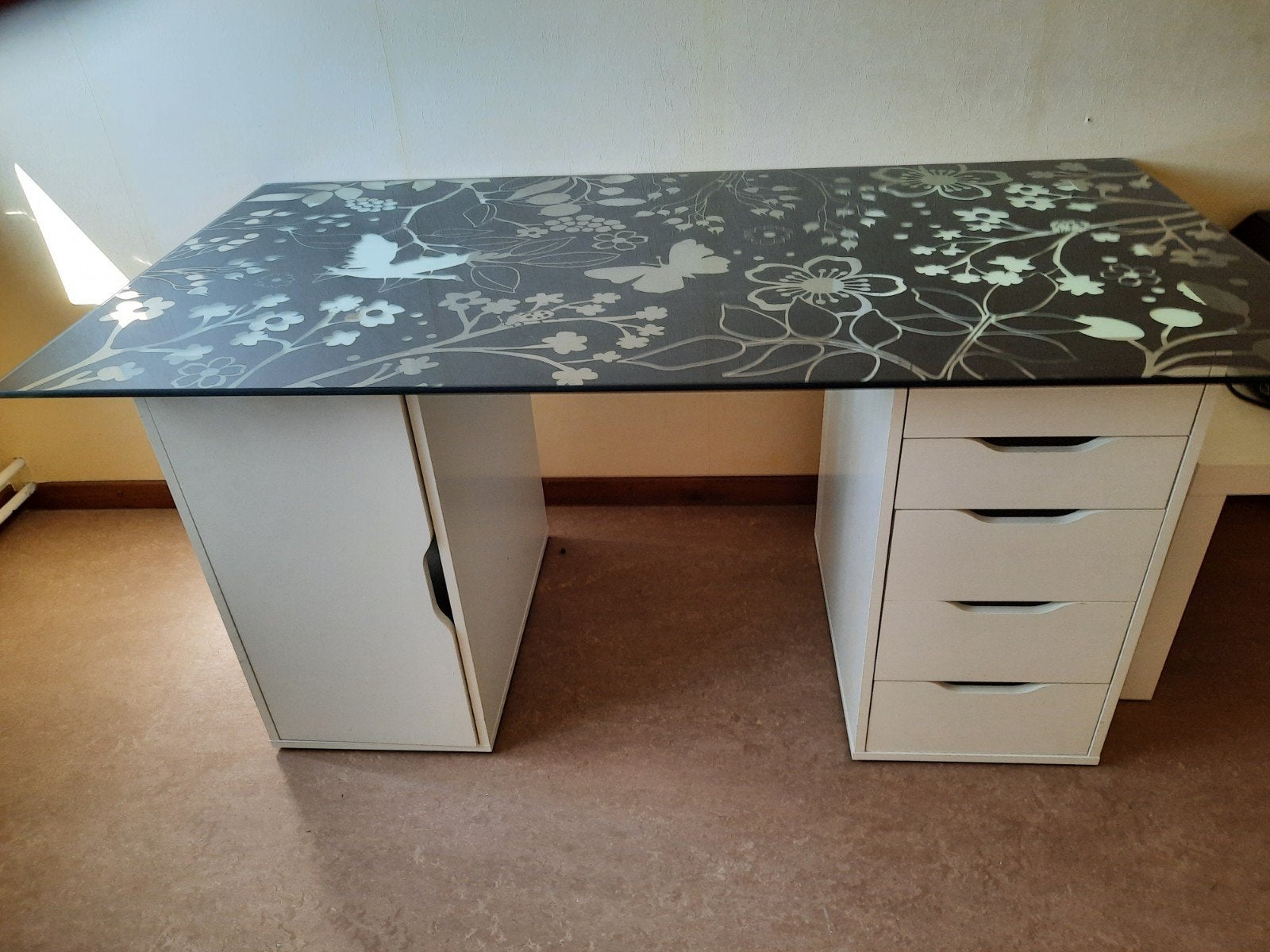 Grote bureau., Enlèvement