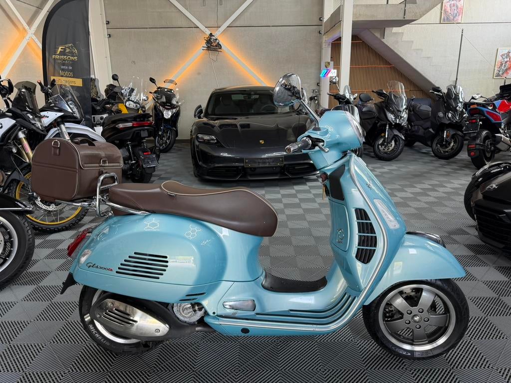 VESPA GTS 300 * GARANTIE * SPECIALE EDITIE, Fietsen en Brommers, Scooters | Vespa, Ophalen, 300 cc, Zo goed als nieuw, W