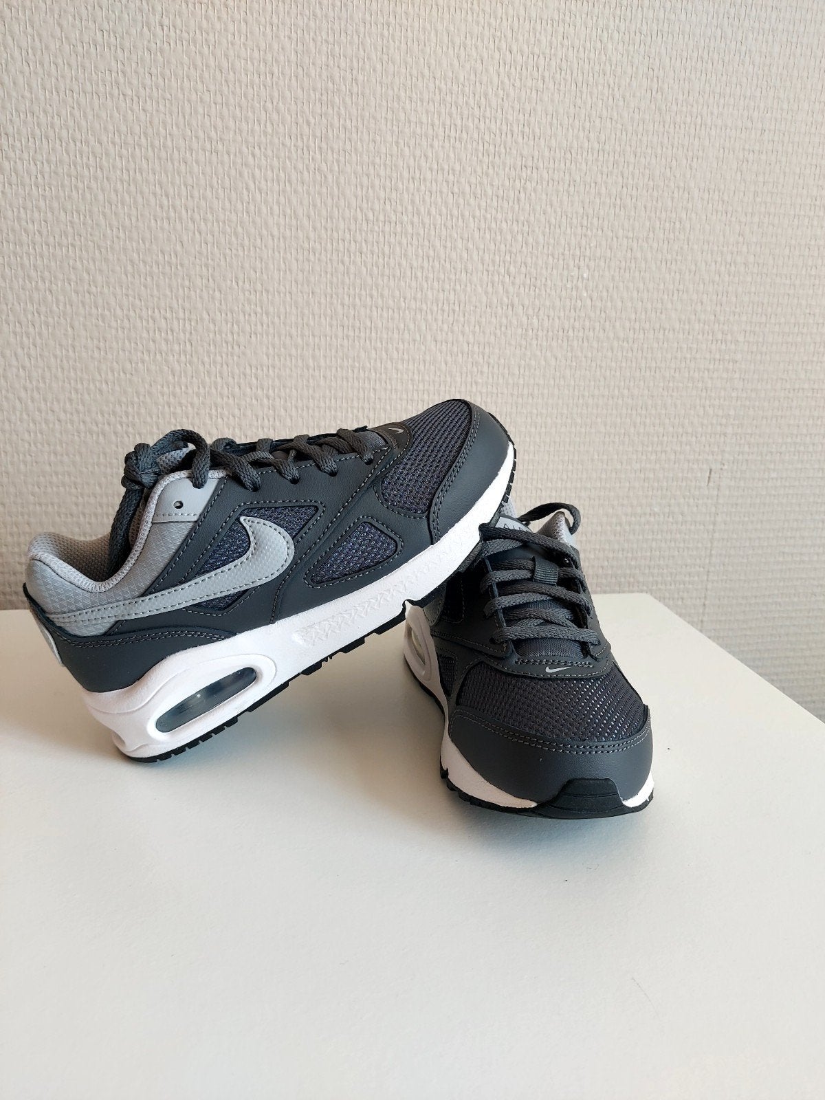Baskets Nike Air Max Ivo, Taille:31,5 Neuves Jamais portées., Enfants & Bébés, Vêtements enfant | Chaussures & Chaussettes