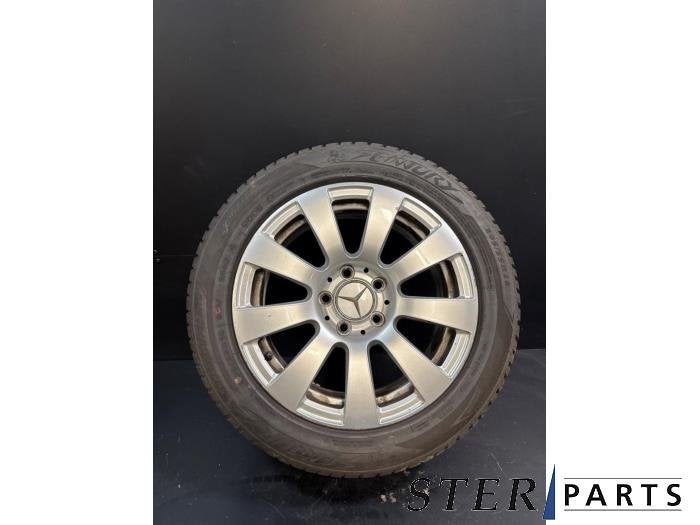 Jante + pneumatique d'un Mercedes C-Klasse, Autos : Pièces & Accessoires, Pneus & Jantes, Véhicule de tourisme, -, 3 mois de garantie