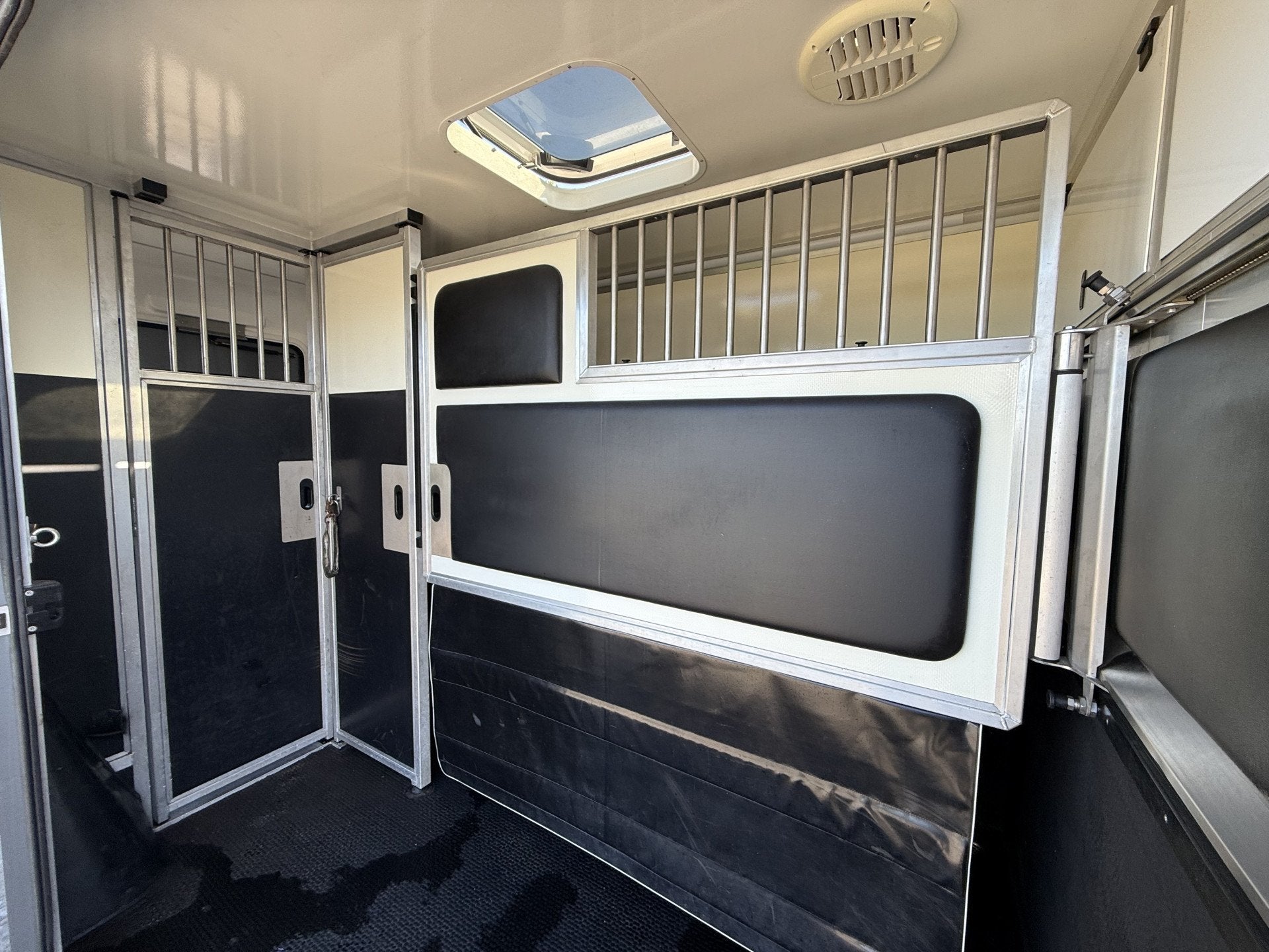 Renault Master | HORSETRUCK | KRISMAR | STALLION 3XL | 2018, Weduwestraat 12
4884MV  WERNHOUT, NL, Paardenwagentje NL | MVV HORSETRUCKS
