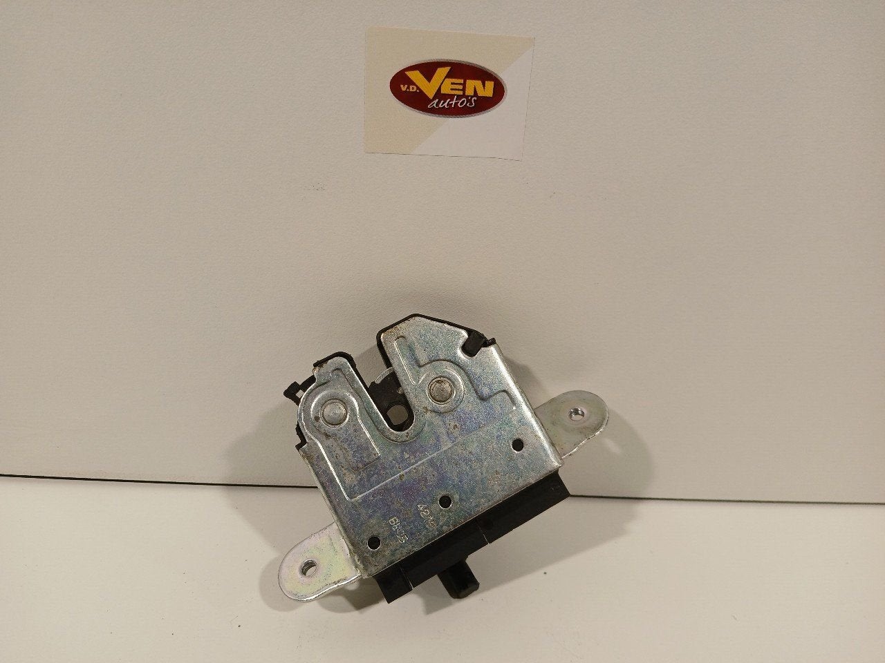 Slot mechaniek kofferdeksel achterklep elektrisch Opel Corsa, Onderdelen@venauto.nl, Van der Ven Autorecycling B.V., Ettenseweg 76, 4706 PB Roosendaal, The Netherlands