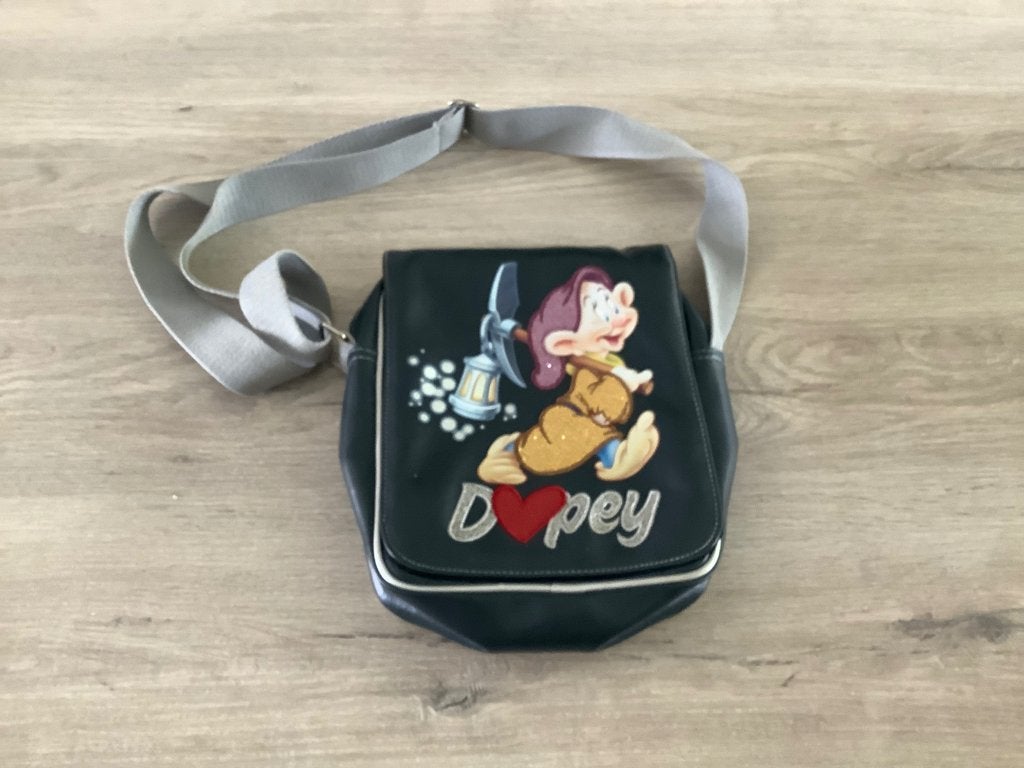 Sac à bandoulière Disney Snow White Dopey (25x22 cm), Collections, Disney, Comme neuf, Sac, Valise ou Pochette, Blanche-Neige ou Belle au Bois Dormant