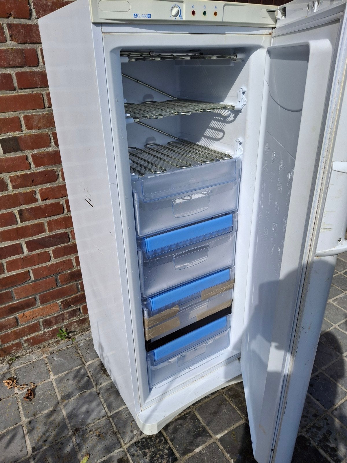 Goedwerkende diepvriezer, Ophalen