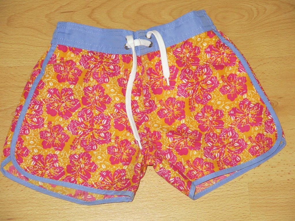 Een beachshortje, maat 122-128, Enfants & Bébés, Vêtements enfant | Taille 122, Enlèvement, Fille, Vêtements de sport ou Maillots de bain