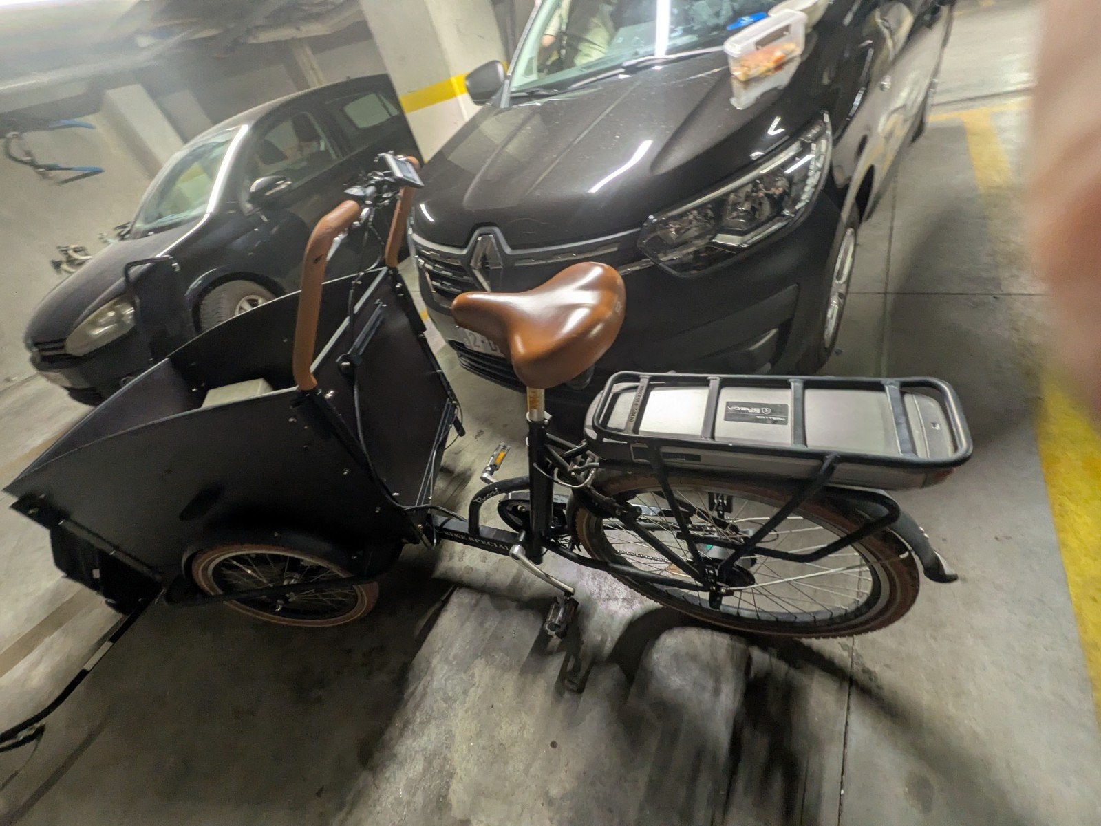 Zwarte bakfiets, Ophalen