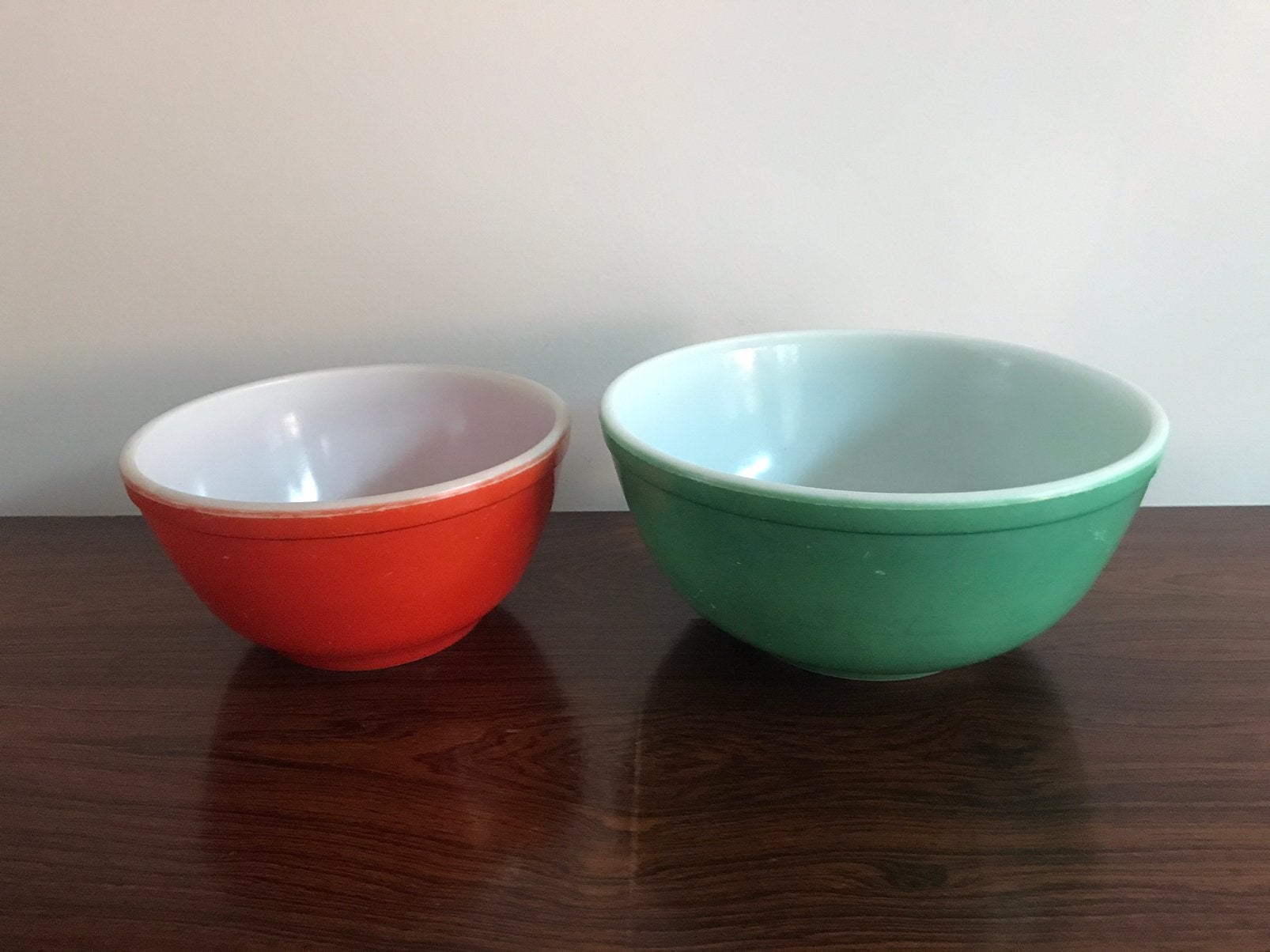 Set van 2 ronde schalen kommen rood groen Pyrex, Ophalen of Verzenden