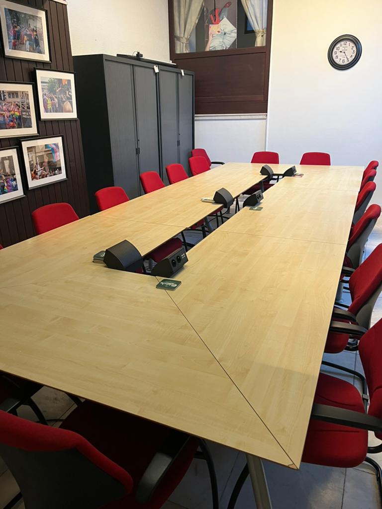Vergadertafel met rode zeteltjes, Ophalen, Overige typen, Gebruikt, 180 cm